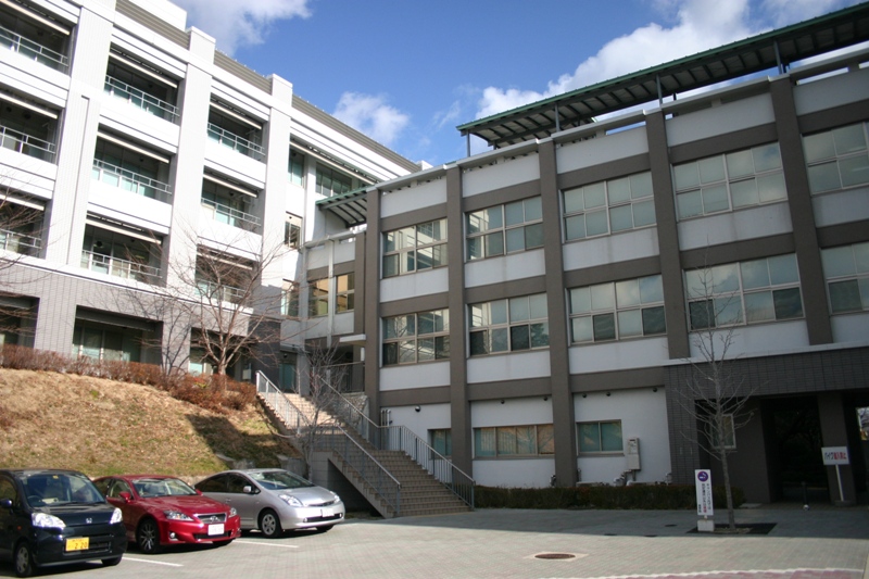 研究室は理学部B棟（左の建物）の１階にあります。