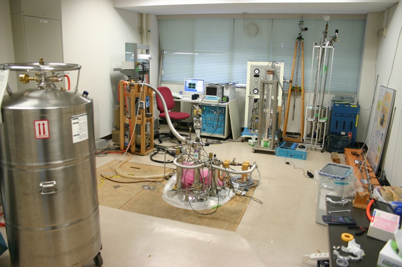 NMRの実験室。超伝導マグネットは床に埋めています。